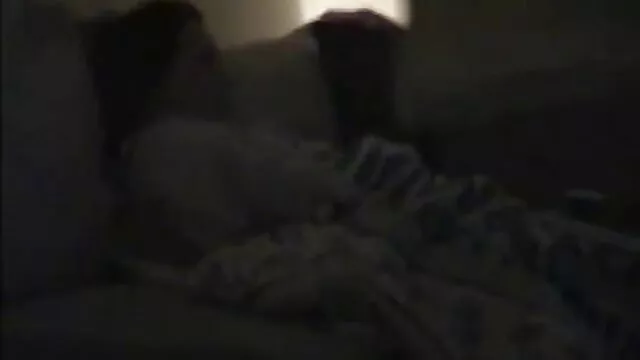Pequeña asiática chorreando su jugo de peliculaspornoincesto coño