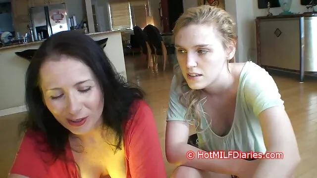 Puta en látex negro y rosa peliculas de incesto en linea se folla al entrenador para una corrida facial