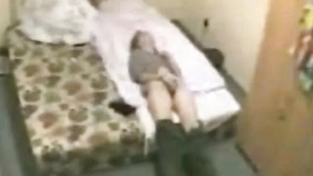 Nena caliente Skiley Jam masajea y se folla a un inciesto entre madre e hijo viejo