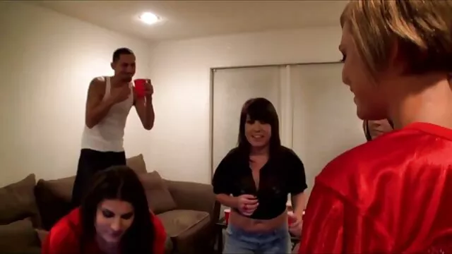 La sexy esposa Shanda Fay se mete el coño y el culo con bragas el mejor incesto xxx