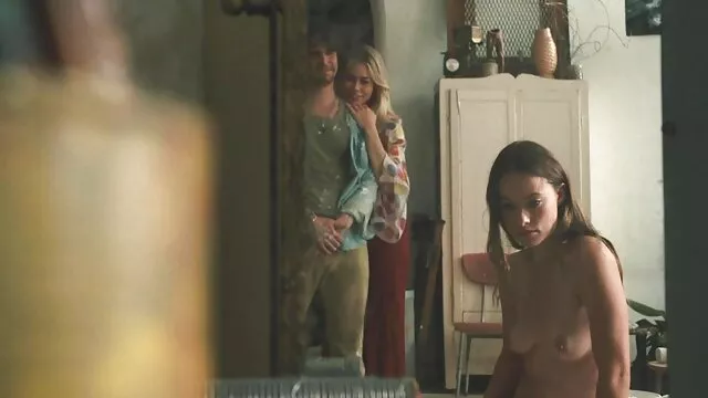 Follando el coño de una rubia blanca y digitación su culo en peliculas inciesto la cama